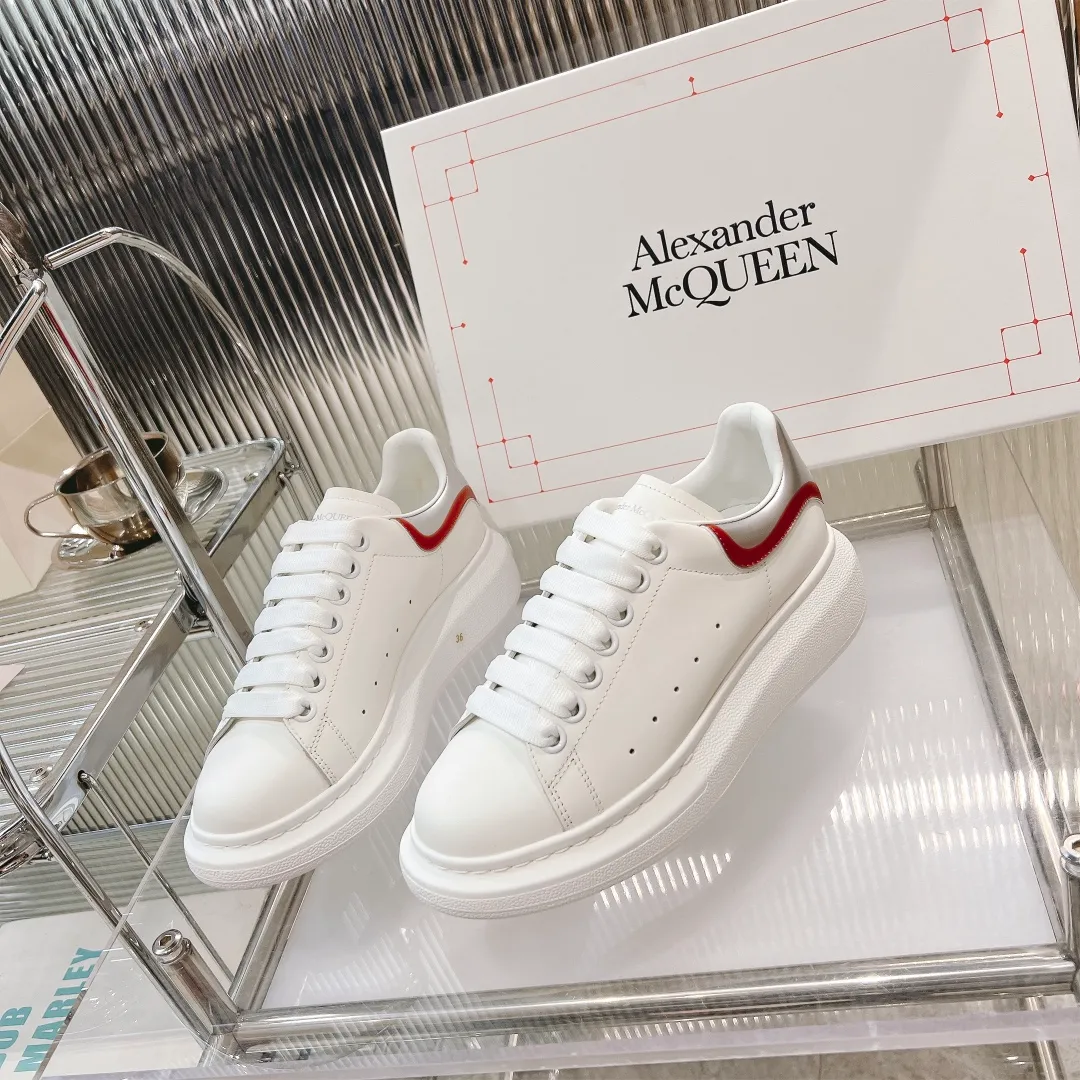👟👟Ex-factory price 440👟👟 Men's size +10 (high version + 60 men's size plus 10) The latest addition to the counter is the top high-end version of Alexander McQueen·Alexander McQueen 2023 new wide sports shoes, white shoes and casual shoes👟New colors! The rear tail is really unique and pretty, I love it at first sight! 😍Top version! 👍🏻I won’t introduce too much about the style of this shoe. It will never go out of style year after year in spring, summer, autumn and winter. It is a super versatile style and has always been in hot demand. 🔸Upper: original custom-made latest silk cowhide 🔸Inner lining: cowhide foot pads + top-grade highly breathable mesh ��Outsole: the latest original open mold one-to-one precision mold PU vacuum outsole 🔸Female model 34-41 (customized at 34.40.41) 🔸Men's model 38-45 (customized at 38 45)